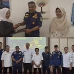 Jadi Pusat Perhatian, Petugas Damkar Bantu Ambil Rapor Siswi Yatim di SMKN 1 Kota Tasikmalaya