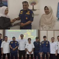 Jadi Pusat Perhatian, Petugas Damkar Bantu Ambil Rapor Siswi Yatim di SMKN 1 Kota Tasikmalaya