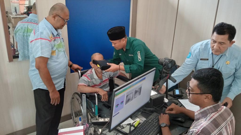 70 Tahun Tanpa Identitas, Suyana Warga Kota Banjar Akhirnya Miliki e-KTP Pertama