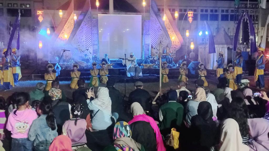 Adaptasi Karya Klasik Rusia, Lesbumi Tasikmalaya Sukses Gelar Longser Tamu Agung di Bale Kota