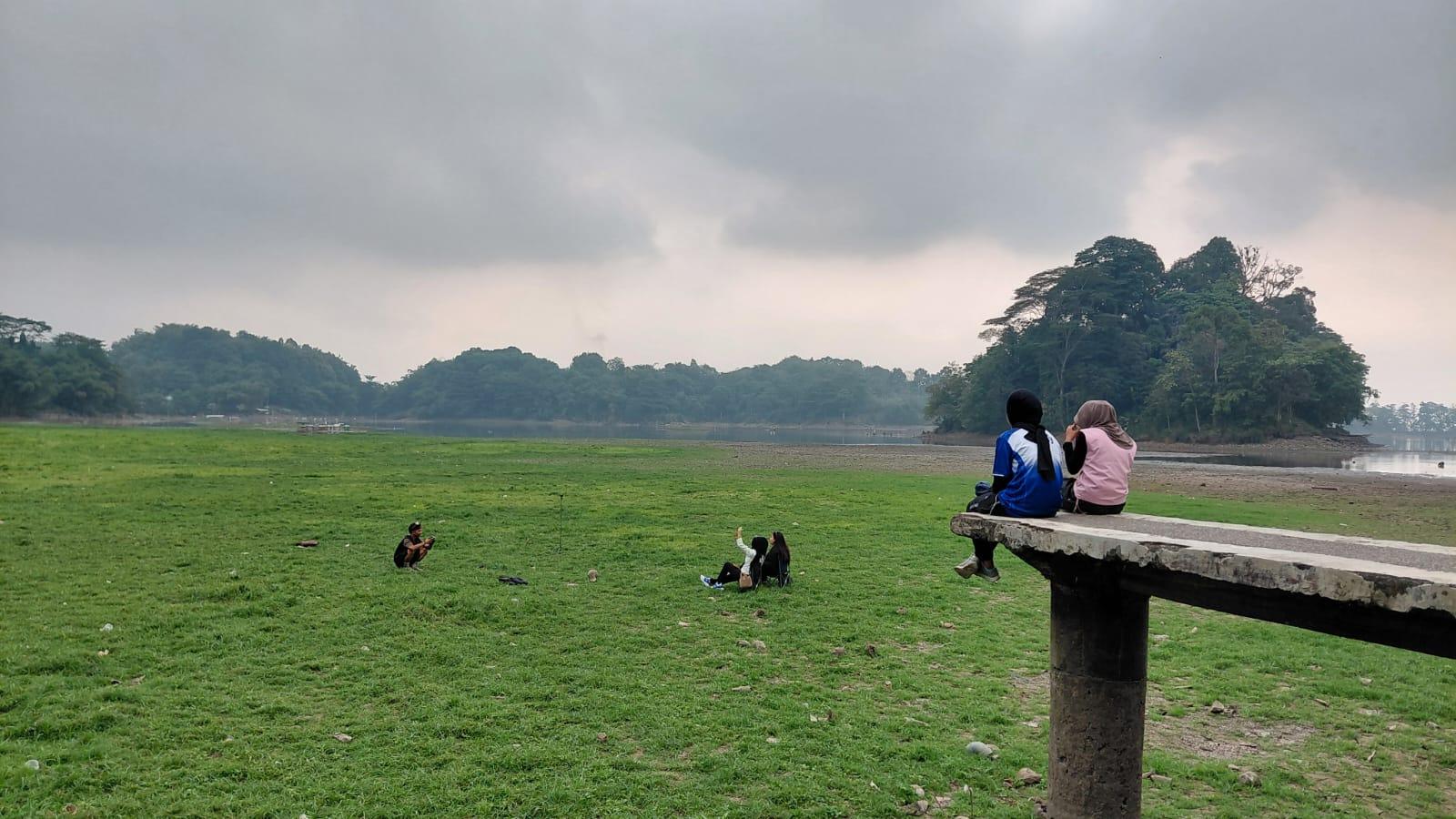 Air Situ Gede Tasikmalaya Surut Akibat Kemarau, Muncul Hamparan Rumput Hijau Jadi Spot Foto yang Diburu Warga
