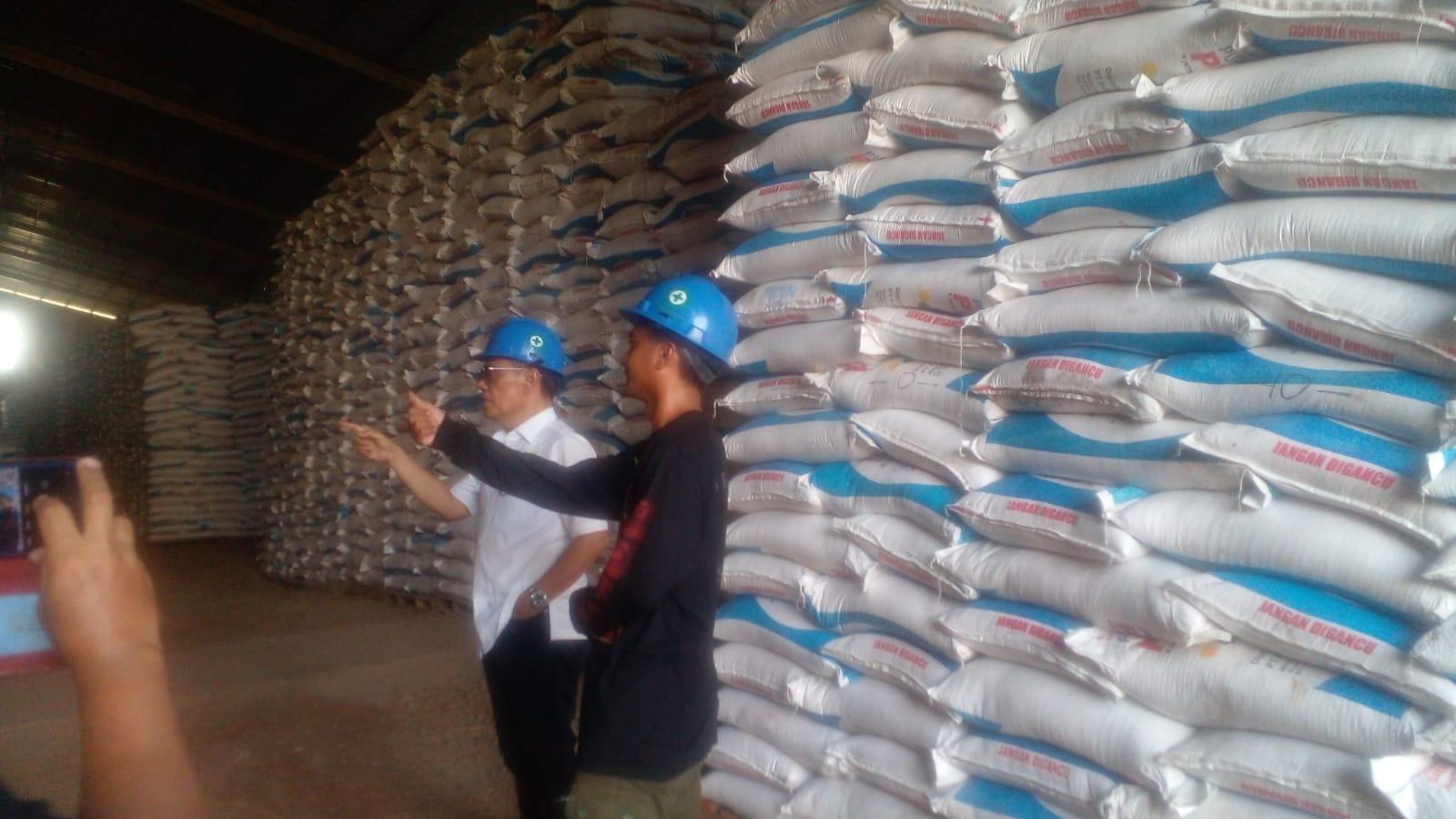 Anggota DPR RI Sidak Gudang Pupuk di Ciamis, Temukan 72 Karung Pupuk Rusak