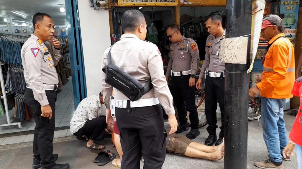 Anggota Polisi di Tasikmalaya Gerak Cepat Evakuasi Warga yang Alami Epilepsi