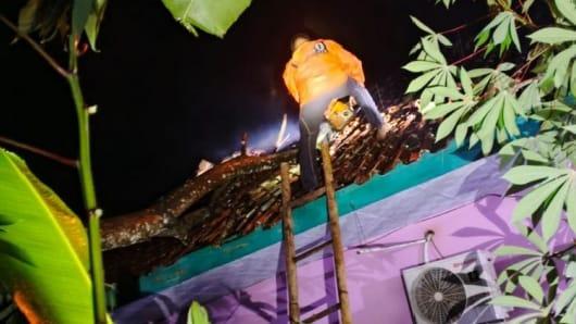 Angin Kencang Terjang Cijeungjing Ciamis, Atap Rumah Warga Rusak Tertimpa Pohon Tumbang