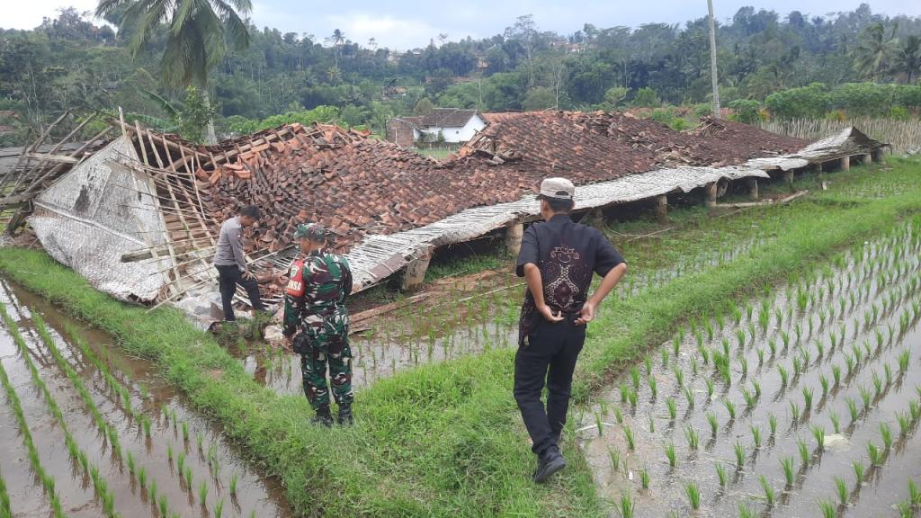 Angin Kencang Terjang Tasikmalaya, Kandang Ayam Roboh