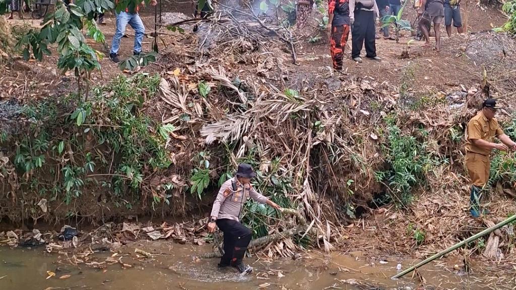 Antisipasi Banjir Jelang Musim Hujan, Polres Ciamis dan Warga Bersihkan Sungai Cibuyut