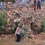 Antisipasi Banjir Jelang Musim Hujan, Polres Ciamis dan Warga Bersihkan Sungai Cibuyut