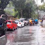 Antrean Kendaraan Mengular di Jalur Tasikmalaya–Garut Imbas Pembersihan Longsor