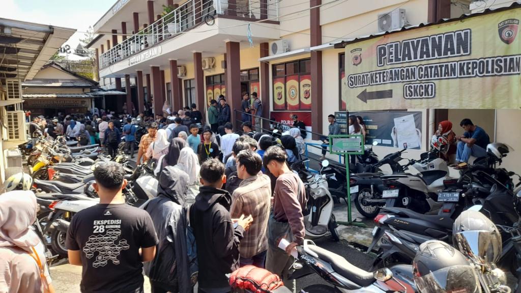 Antrean Panjang Pemohon SKCK Membludak di Polres Tasikmalaya Kota, Warga Bertahan di Tengah Cuaca Panas