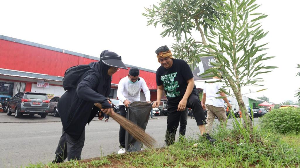 Bersama ASN, Plh Wali Kota Tasikmalaya Turun Langsung Bersihkan Sampah di Jalan Lingkar Utara