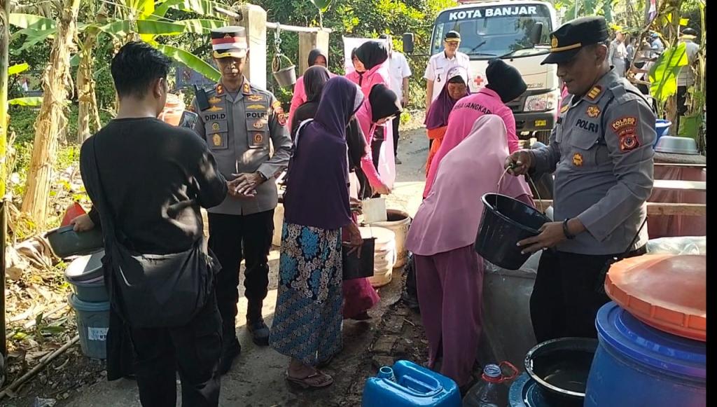Atasi Dampak Kekeringan, Polres Banjar Salurkan 10 Ribu Liter Air Bersih untuk Warga Binangun