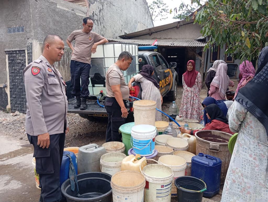 Atasi Dampak Kemarau, Polsek Tamansari dan PDAM Kota Tasikmalaya Salurkan 1.000 Liter Air Bersih