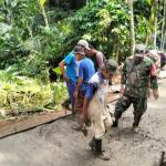 Babinsa dan Warga Cisaga Ciamis Gotong Royong Bangun Jalan Kampung