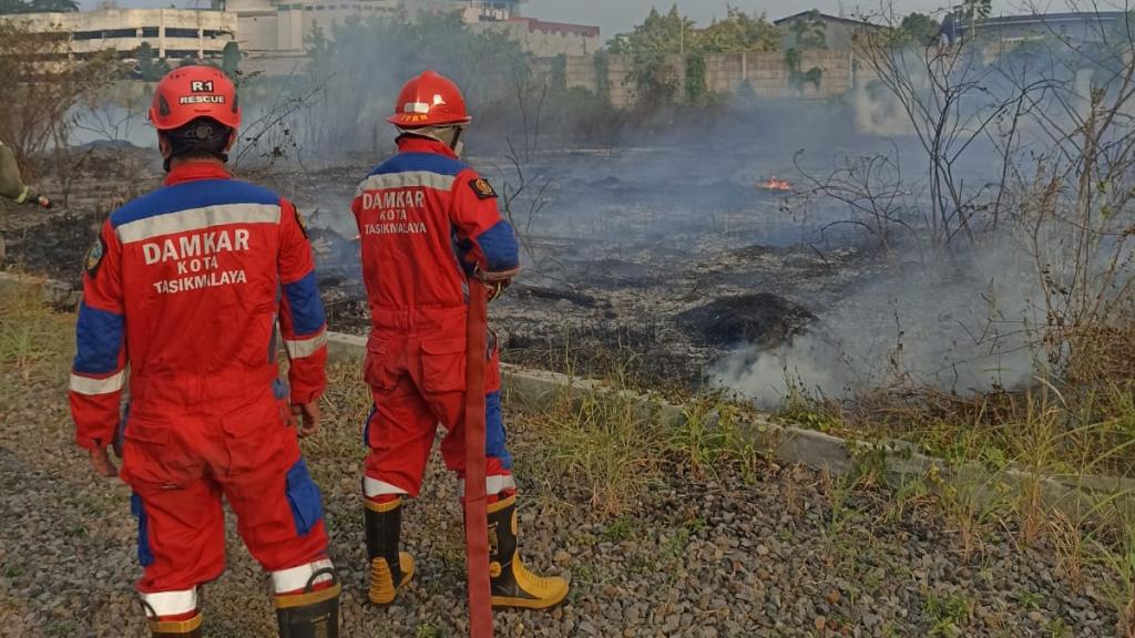 Bakar Sampah di Lahan Kering, Alang-Alang di Jalan Lukmanul Hakim Tasikmalaya Nyaris Ludes Terbakar