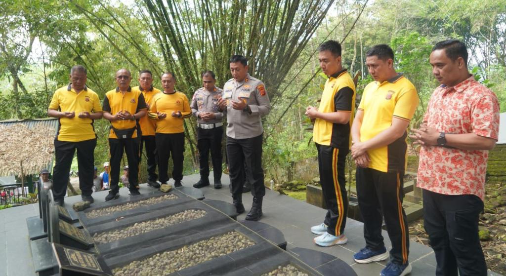Bakti Religi Jelang Hari Bhayangkara ke-79, Polres Tasikmalaya Kota Bersihkan Makam Mantan Kapolri