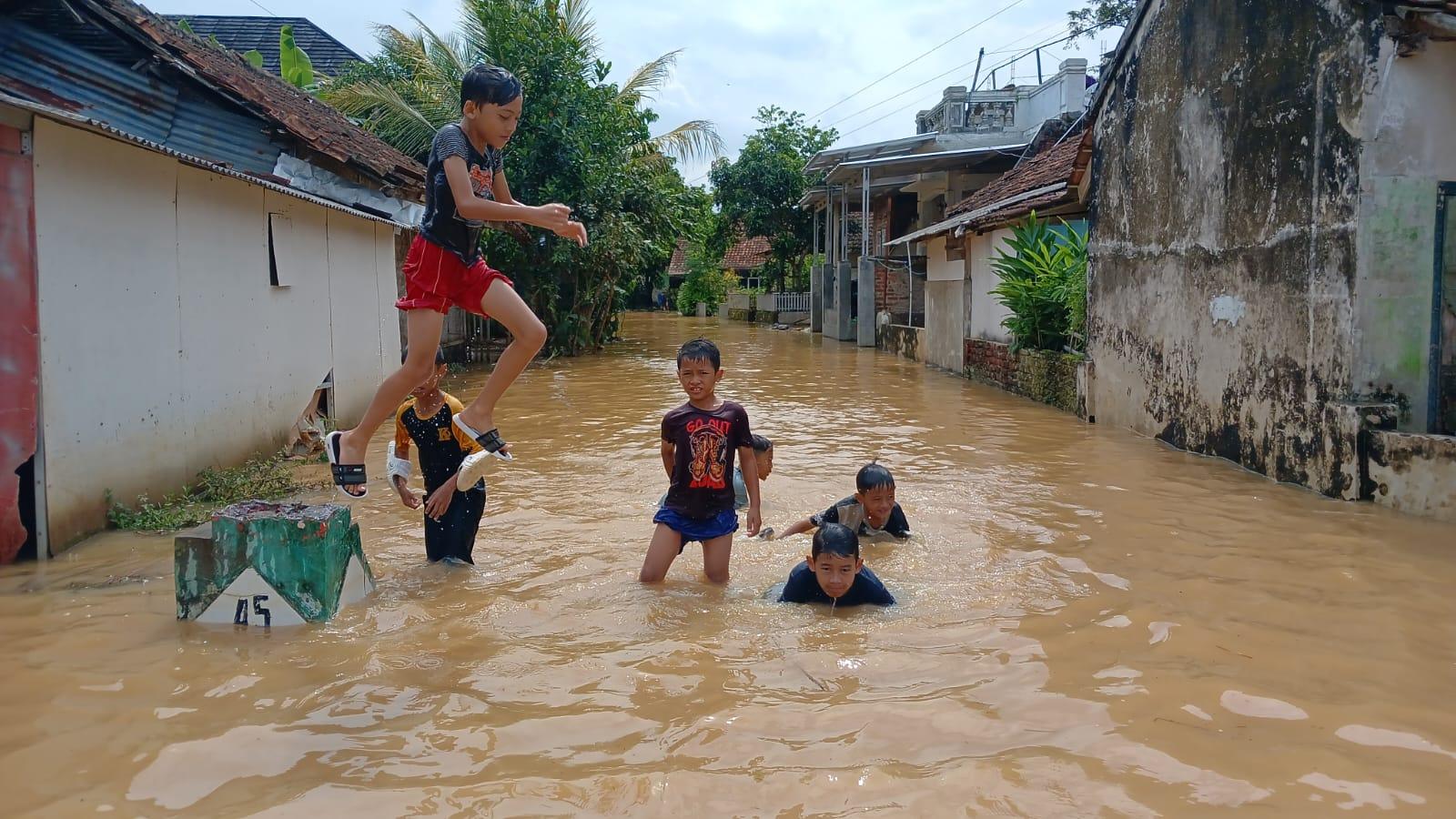 Banjir di Sukaresik Tasikmalaya jadi Arena Bermain Anak-Anak