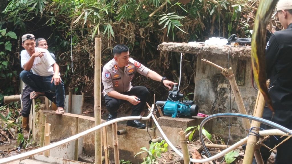 Bantu Warga Atasi Krisis Air Bersih Kemarau, Polres Ciamis Bangun Pipanisasi 300 Meter di Mekarjadi Sadananya