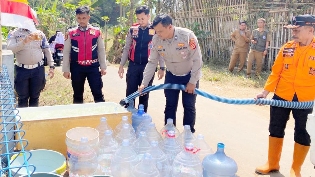 Bantu Warga Terdampak Kekeringan di Cihaurbeuti, Polres Ciamis Salurkan 8.000 Liter Air Bersih