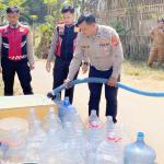 Bantu Warga Terdampak Kekeringan di Cihaurbeuti, Polres Ciamis Salurkan 8.000 Liter Air Bersih