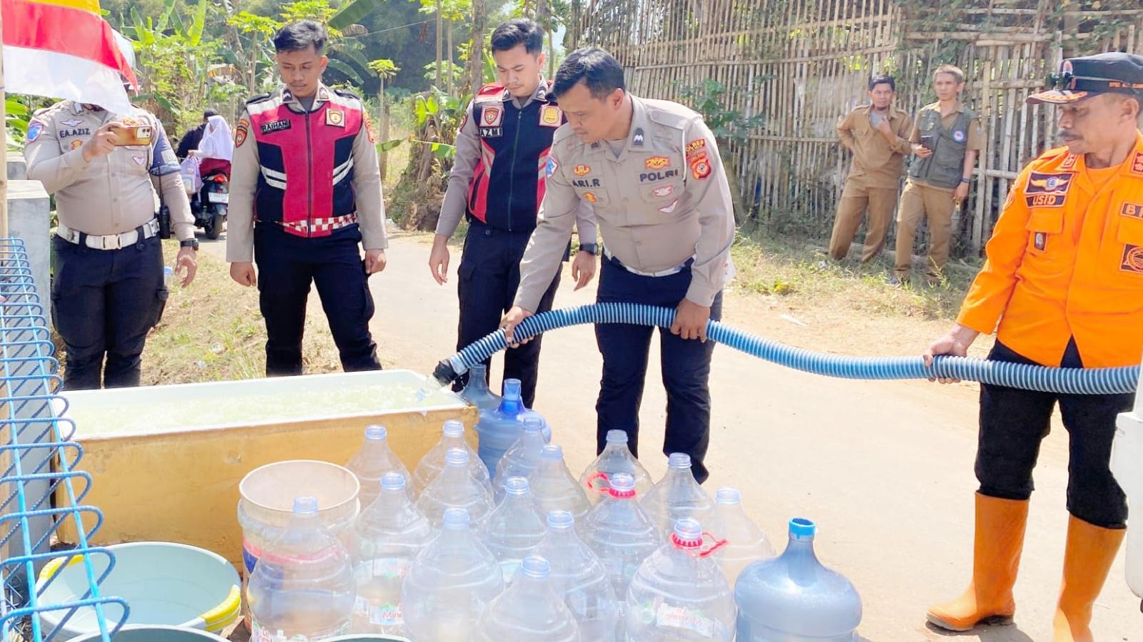 Bantu Warga Terdampak Kekeringan di Cihaurbeuti, Polres Ciamis Salurkan 8.000 Liter Air Bersih