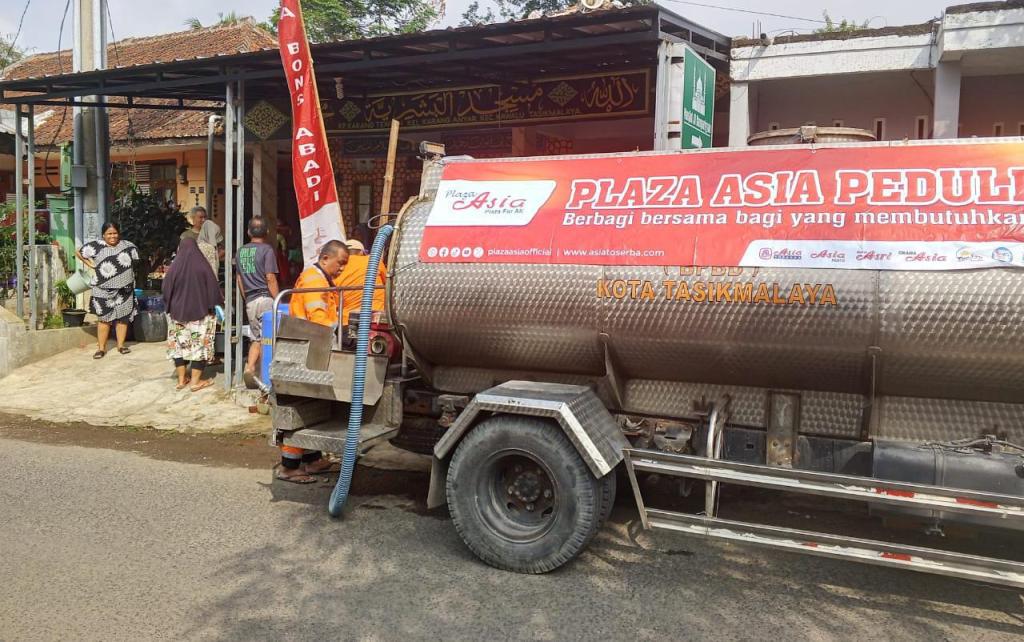 Bantu Warga Terdampak Kekeringan, Plaza Asia Tasikmalaya bersama BPBD Salurkan 27 Ribu Liter Air Bersih