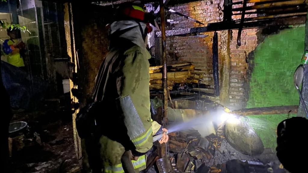 Bara Tungku Lupa Dipadamkan, Dapur Rumah Warga di Banjaranyar Ciamis Hangus Terbakar