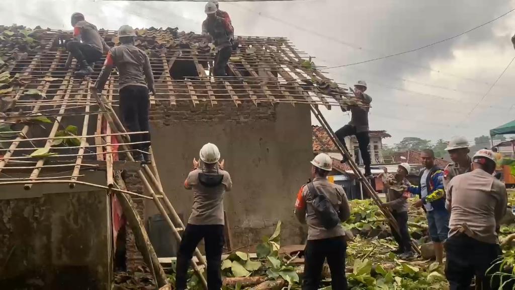 Batalyon D Pelopor Satbrimob Polda Jabar Evakuasi Rumah Warga Terdampak Puting Beliung di Tasikmalaya