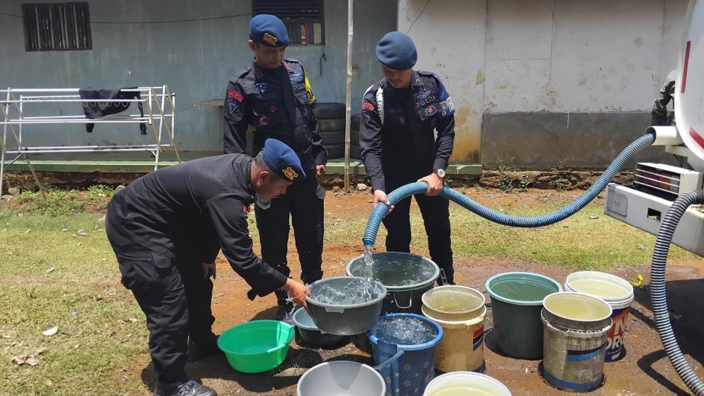 Batalyon D Pelopor Satbrimob Polda Jabar Kembali Distribusikan Air Bersih