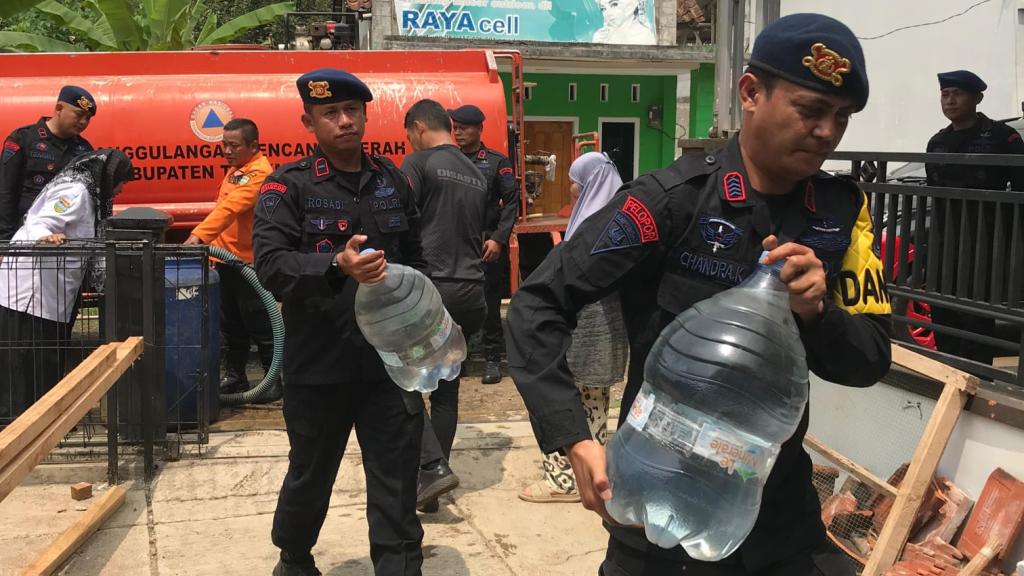 Bataylon D Pelopor SatBrimob Polda Jabar Distribusikan Air Bersih kepada Warga Terdampak Kekeringan