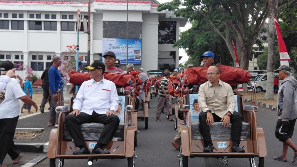 Salurkan 220 Becak Listrik Bantuan Presiden di Kota Tasikmalaya, Wali Kota Viman: Jangan Dijual!