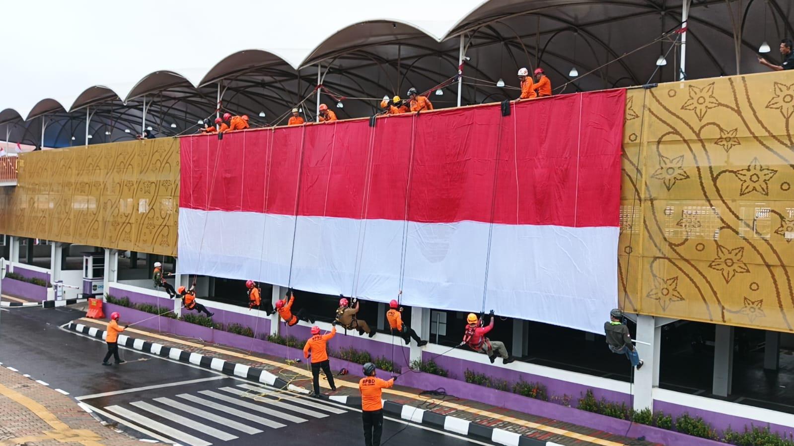 Bendera Merah Putih Raksasa Dibentangkan di Alun-Alun Ciamis Sambut HUT ke-80 RI