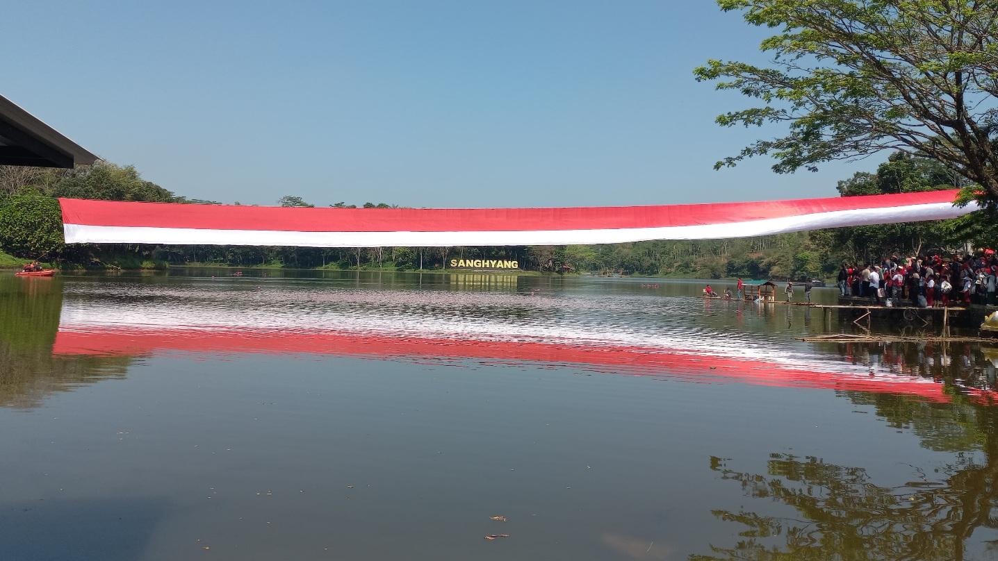 Sejarah Baru di Tasikmalaya, Bendera Raksasa Merah Putih Dikibarkan di Atas Situ Sanghyang