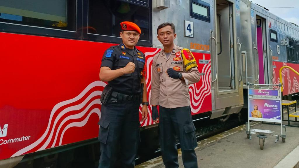 Bhabinkamtibmas Polsek Tawang dan Polsuska Patroli Pengamanan Stasiun KA Tasikmalaya