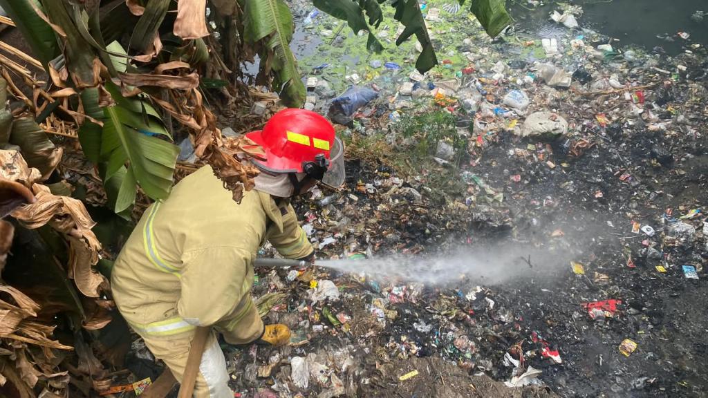 Cegah Api Semakin Meluas, Damkar Ciamis Padamkan Kebakaran Sampah