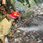 Cegah Api Semakin Meluas, Damkar Ciamis Padamkan Kebakaran Sampah