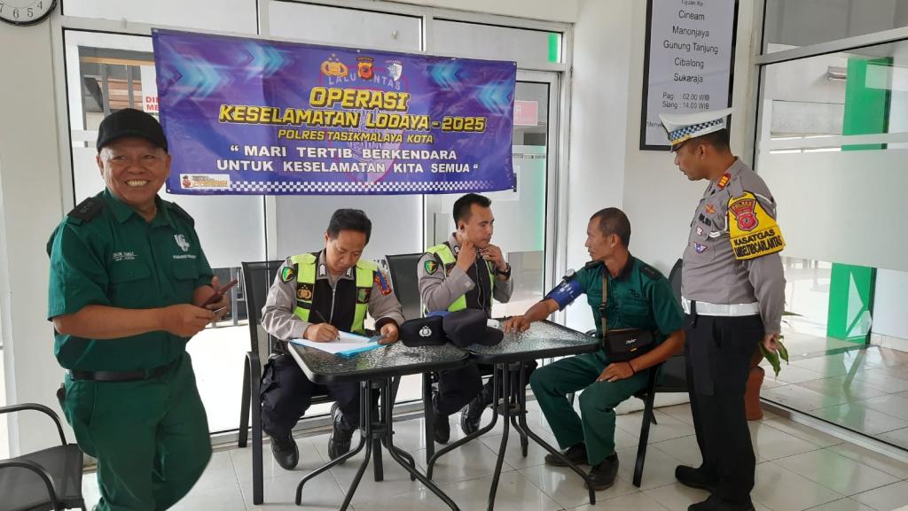 Cegah Kecelakaan Akibat Human Error, Satlantas dan Sidokkes Polres Tasikmalaya Kota Periksa Kesehatan Sopir dan Kru Bus