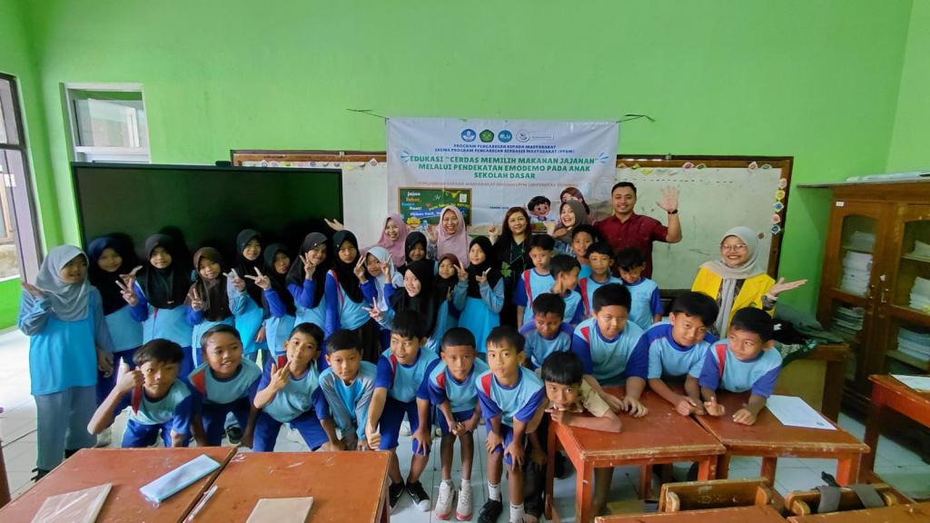 Cegah Penyakit Sejak Dini, Dosen FIK Unsil Tasikmalaya Edukasi Jajanan Sehat Pakai Metode Emodemo di SDN 2 Gobras
