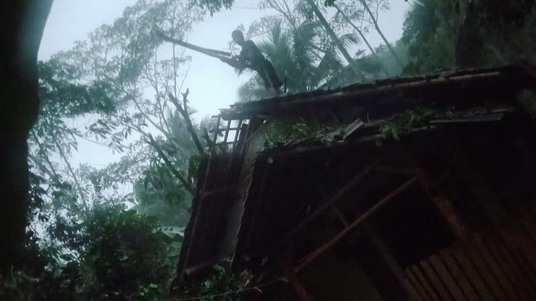 Ciamis Dilanda Hujan Badai, Lima Rumah Tertimpa Pohon Tumbang