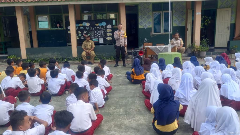 Ciptakan Lingkungan Sekolah Bebas Bullying, Bhabinkamtibmas dan Babinsa Imbanagara Gelar Penyuluhan di SDN 01