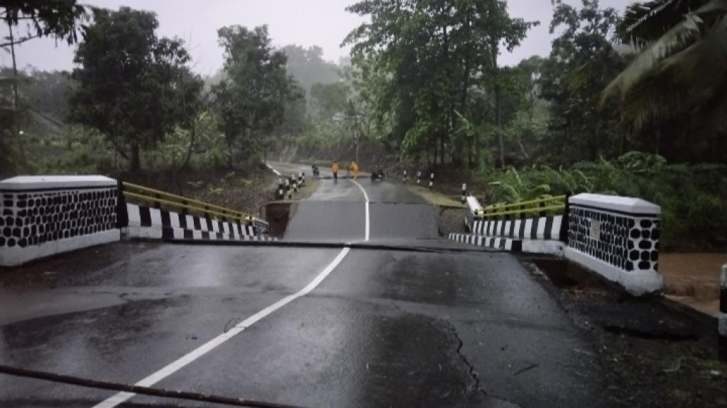 Cuaca Ekstrem, BPBD dan Dinas BMPR Jabar Tangani Jembatan Ambruk di Sukabumi