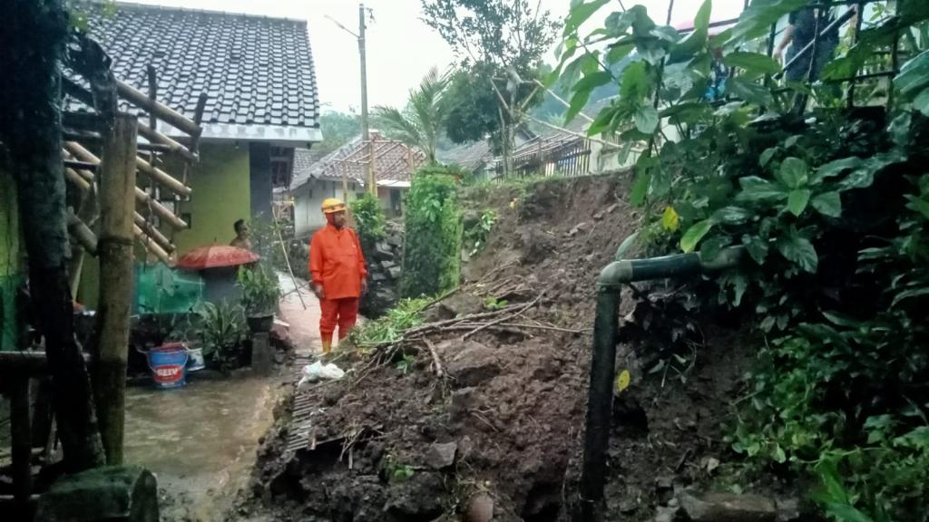 Cuaca Ekstrem, Longsor Timpa Rumah Warga di Kawalu Kota Tasikmalaya