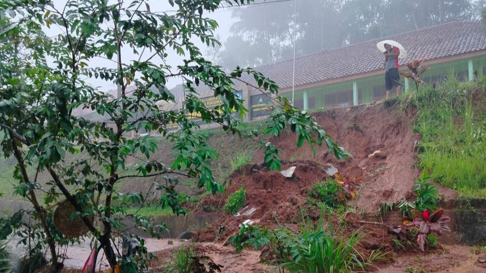 Cuaca Ekstrem Picu Longsor di Ciamis, SDN 2 Sidamulih Terancam Tertutup Longsor