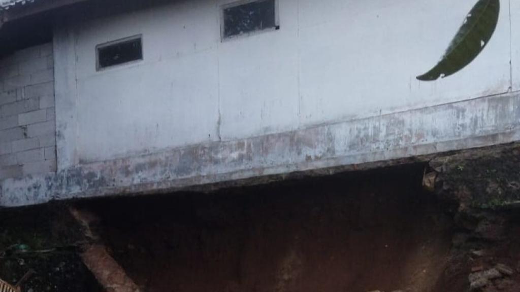 Cuaca Ekstrem Picu Longsor, Rumah Warga di Gunungsari Ciamis Terancam Ambruk