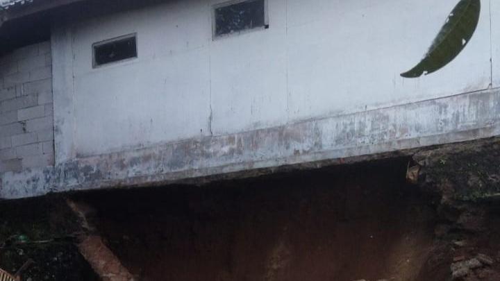Cuaca Ekstrem Picu Longsor, Rumah Warga di Gunungsari Ciamis Terancam Ambruk