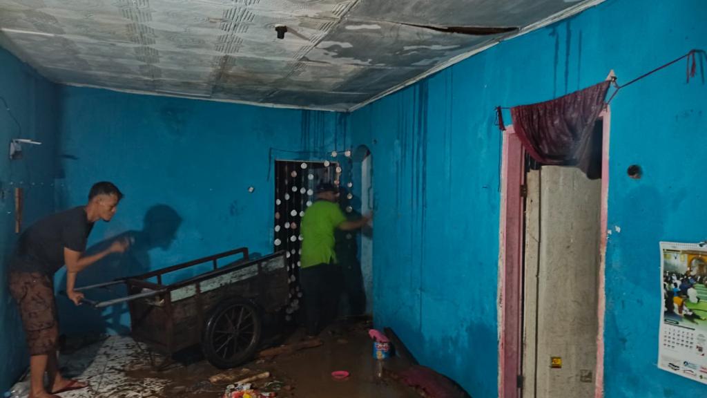 Cuaca Ekstrem, Rumah di Jalan Ampera Tasikmalaya Ambruk, Dua Warga Alami Luka