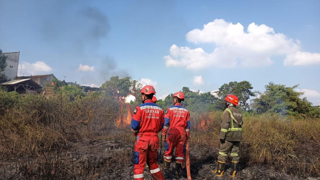Sehari 4 Kali Kebakaran di Tasikmalaya: 3 Lahan Kering dan 1 Toko di Nagarawangi Hangus