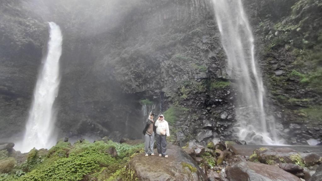 Pesona Curug Ciparay Cigalontang: Air Terjun Kembar Eksotis di Tasikmalaya yang Ramai Diburu Wisatawan