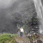 Pesona Curug Ciparay Cigalontang: Air Terjun Kembar Eksotis di Tasikmalaya yang Ramai Diburu Wisatawan