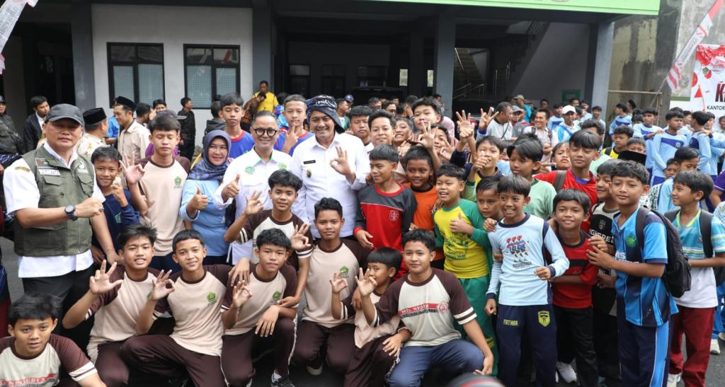 Dampingi 100 Atlet dan Pelatih, Wakil Wali Kota Diky Candra Lepas Kontingen Porseni BKPRMI Kota Tasikmalaya ke Tingkat Jabar