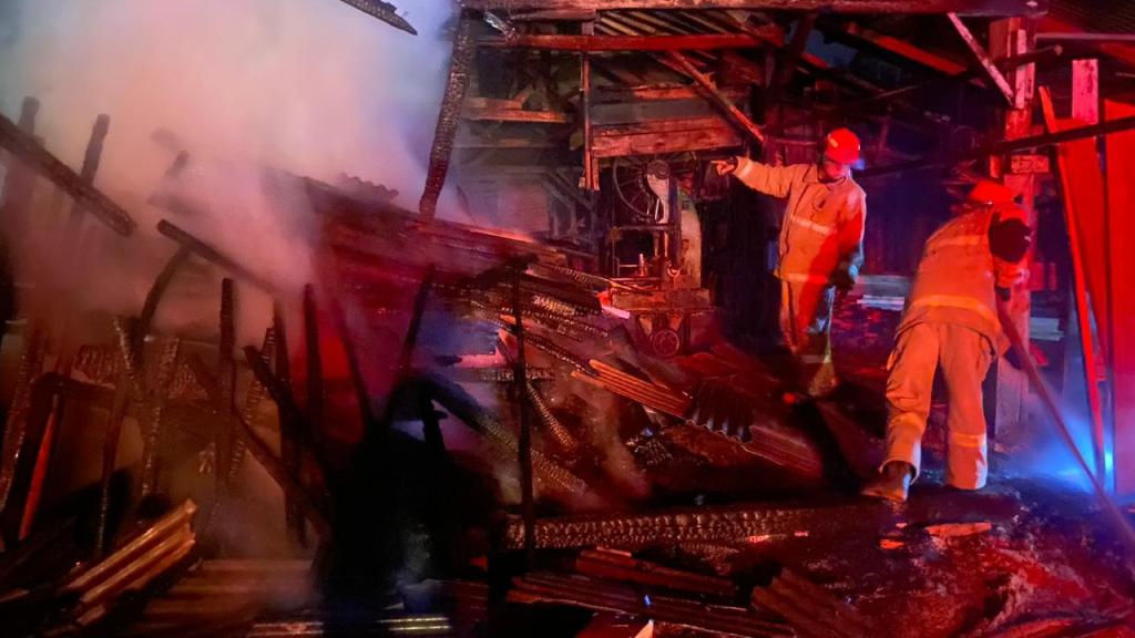 Diduga Akibat Puntung Rokok, Pabrik Pengolahan Kayu di Banjarsari Ciamis Terbakar Dini Hari